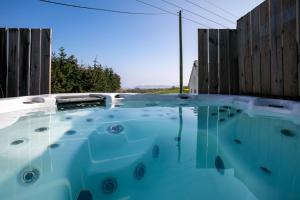 LangueuxにあるMaison de charme vue mer et jacuzzyの家の裏庭にある温水浴槽