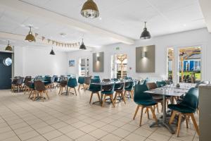 a dining room with tables and chairs at Village vacances Kerfetan in Landaul