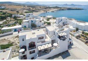 PachainaNiriides的享有白色建筑和大海的空中景致