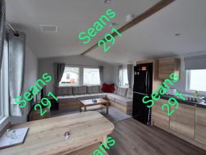 巴茅思Seans 291 sandy cove 041的客厅里有一张沙发和一张桌子。