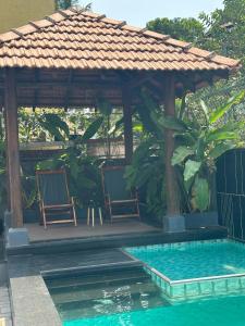 Bazén v ubytování Radha House Siolim A Boutique Hotel nebo v jeho okolí