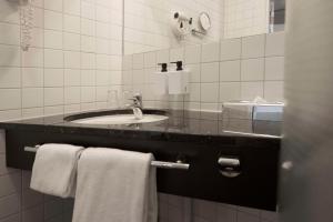 Koupelna v ubytování Scandic Hallandia