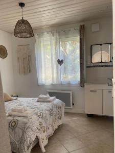 une chambre avec un lit et une fenêtre dans l'établissement L'aventurine NO, à Barbâtre