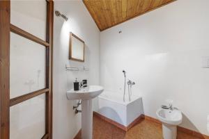 Un baño con lavabo, bañera e inodoro. en Teseo House - Lake View - Happy Rentals, en Gardone Riviera 22 fotos más