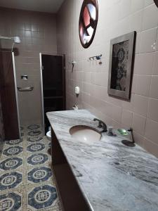 a bathroom with a sink and a mirror at Apto tipo Casa 10 com 2 quartos bem grande Praia da Costa Centro Ar Condicionado Internet Mobiliado Geladeira Fogao TV in Vila Velha