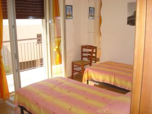 Zimmer mit 2 Betten und Balkon in der Unterkunft Lina apartments A1 in Ginosa Marina + 3 Fotos