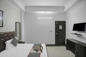 Μια τηλεόραση ή/και κέντρο ψυχαγωγίας στο Townhouse Happy Keys Near Iskcon Temple Noida