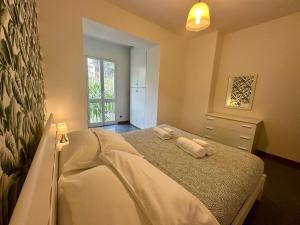 a bedroom with a bed with two towels on it at Welcome Varigotti - Solemare in Varigotti