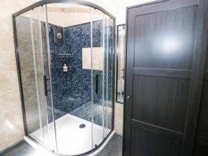 eine Dusche mit Glastür im Badezimmer in der Unterkunft Rose Cottage in Nottingham + 21 Fotos