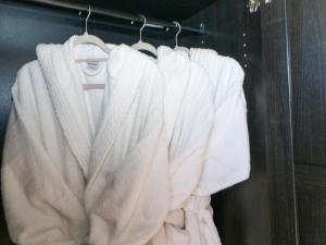 eine Gruppe weißer Hemden, die auf einem Kleiderständer hängen in der Unterkunft Rose Cottage in Nottingham