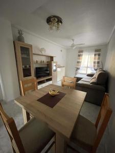 ein Wohnzimmer mit Tisch und Couch in der Unterkunft Apartment Rosa in Orihuela