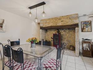 une salle à manger avec une table et des chaises dans l'établissement Charmante maison en pierre pour 6 - Valojoulx, à Castang