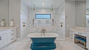 ein weißes Badezimmer mit Badewanne und Waschbecken in der Unterkunft Dream Island in Sarasota + 140 Fotos