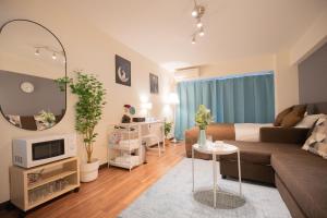 東京にあるNew Design Apartment in Shinjuku Kabukicho! 3 mins stationのリビングルーム(ソファ、鏡付)