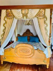 Katil atau katil-katil dalam bilik di Exclusive Double room at CET Resort with Pool Tennis Padel
