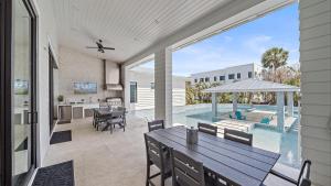 eine Terrasse mit Tisch und Stühlen und einem Pool in der Unterkunft Dream Island in Sarasota