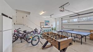 ein Raum mit einer Tischtennisplatte und ein paar Fahrrädern in der Unterkunft Dream Island in Sarasota