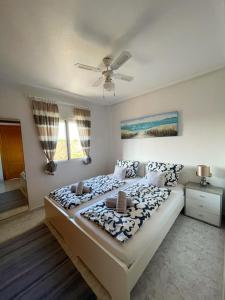 ein Schlafzimmer mit einem Bett und einem Deckenventilator in der Unterkunft Apartment Rosa in Orihuela