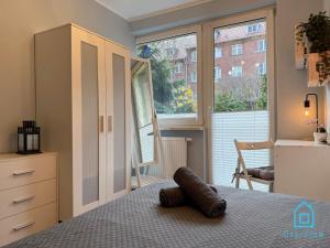 1 dormitorio con 1 cama con tocador y ventana en Shrek Room 10 Min to Old Town Gdańsk,PKP & Shopping Mall, en Gdansk