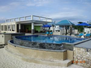 a swimming pool in front of a house at Cliff Park Lembongan in Nusa Lembongan +37 photos