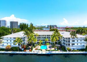 布卡拉顿Serene Waterfront 2BR 2BA with Intracoastal Views, Pool, Balcony, Parking的水上酒店空中景观