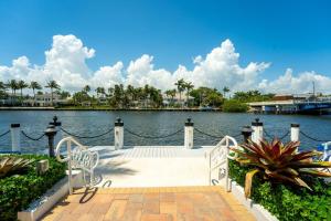 布卡拉顿Serene Waterfront 2BR 2BA with Intracoastal Views, Pool, Balcony, Parking的渡假村的水桥