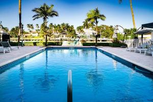 Serene Waterfront 2BR 2BA with Intracoastal Views, Pool, Balcony, Parking内部或周边的泳池