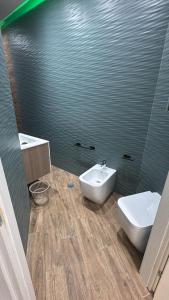 un bagno con lavandino, water e specchio di Miranda's house a Napoli