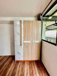 a closet in a room with a marble wall at Chubbi 5 Room24 in Ban Bang Bamru