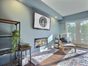 a living room with a fireplace and a tv at Moose Tracks Lodge - Pool, Hot Tub, Golf, Sauna in Killington