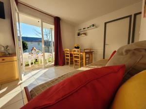 Posezení v ubytování La Maison Bleue, village vacances, piscine, parking