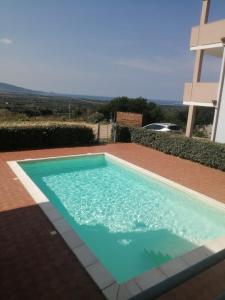 Bazén v ubytování Appartamento con splendida vista mare nebo v jeho okolí