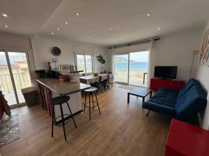 A seating area at Apartamento En Primera Linea De Mar, Roses AV-06