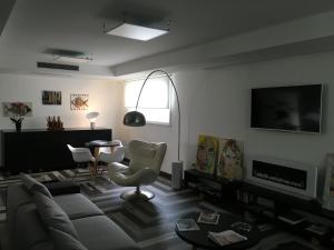 a living room with a couch and a tv at Residenza RoMa in Tropea