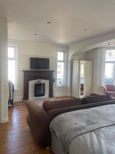 ein Wohnzimmer mit Couch und Kamin in der Unterkunft Bayside in Paignton