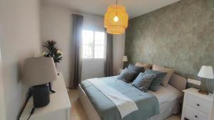 une chambre avec un grand lit avec une couverture bleue dans l'établissement Charming 3 bedrooms with a sea view, à Manilva 26 autres photos
