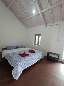 Letto o letti in una camera di Cascade Meadows Bungalow with Waterfall View