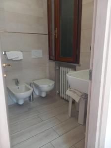 łazienka z umywalką i toaletą w obiekcie Acquacheta Valtancoli Hotel B&B w mieście San Benedetto in Alpe