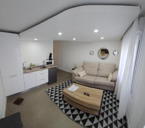 a living room with a couch and a coffee table at Apartamento alazor in Mairena del Aljarafe