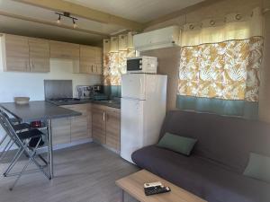 Kuchyň nebo kuchyňský kout v ubytování les chalets de la Residence A Santa Trinita