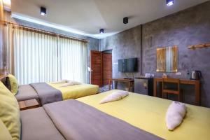 TV a/nebo společenská místnost v ubytování สกายโฮม วัดเจดีย์ไอ้ไข่ Resort & Restaurant