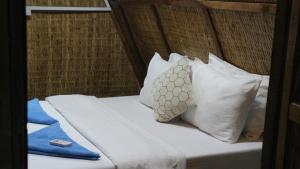 Rúm í herbergi á Europe Enchanted Bungalow Koh Rong
