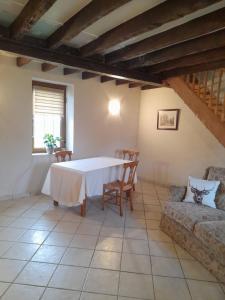 La Selle-CraonnaiseにあるRural Country Retreatのテーブルとソファのあるリビングルーム