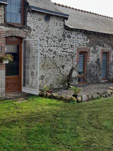 La Selle-CraonnaiseにあるRural Country Retreatの石造りの家