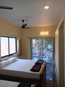 Postel nebo postele na pokoji v ubytování Gokarna Beach Nirmala Homestay