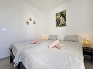 a bedroom with two beds with pink towels on them at Casa Nina Mar de Cristal in Mar de Cristal +19 photos