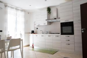 A kitchen or kitchenette at Elly’s House