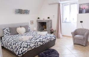 A bed or beds in a room at Elly’s House