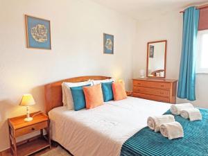 een slaapkamer met een bed met handdoeken erop bij Alamar T1 Altura Beach in Altura