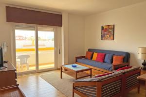 een woonkamer met een bank en een tafel bij Alamar T1 Altura Beach in Altura